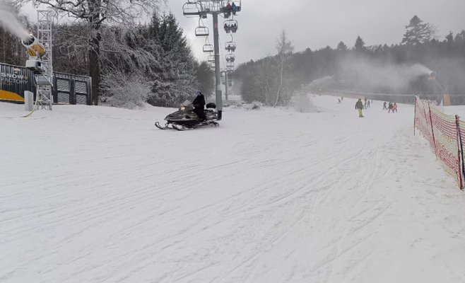 Первые зимние эмоции: Monínec открыл сезон раньше всех и удивил запасами прошлогоднего снега