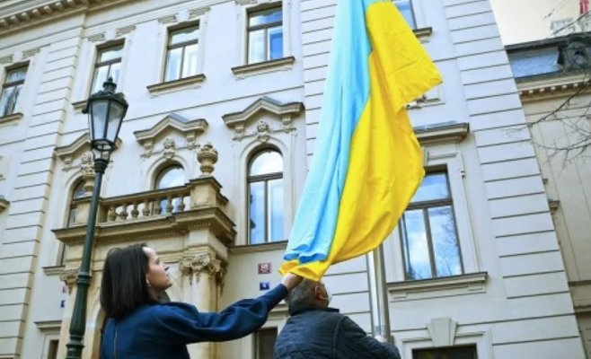 Большинство жителей Чехии выступает против вывешивания иностранных флагов на государственных зданиях
