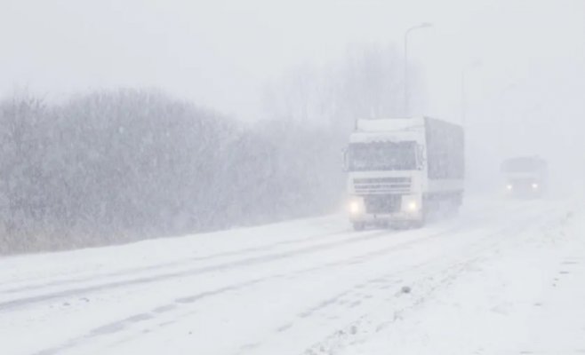 Проблема на трассе D1. Из десяти снегоуборочных машин восемь застряли в километровых заторах, сообщает Управление дорог