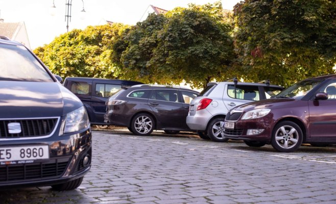 Млада-Болеслав вводит крупнейшее расширение резидентного парковки: первое авто бесплатно, второе — за тысячу крон