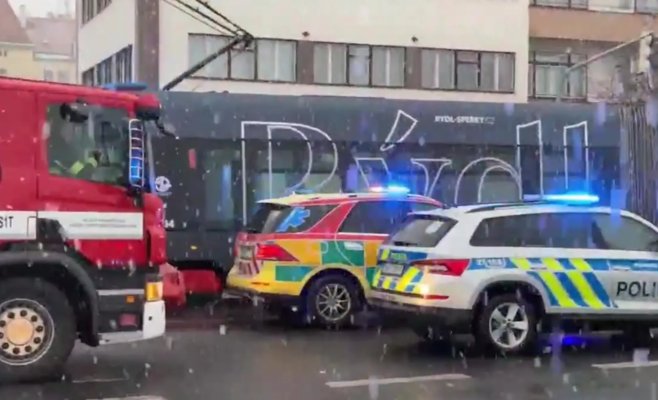 Трамвай сбил женщину на Летне в Праге: сильный снегопад усложнил работу спасателей