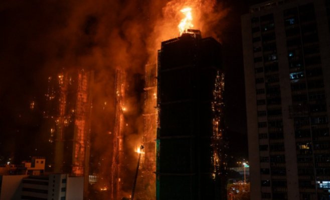 В Гонконге продолжает бушевать пожар. Число погибших может достигать сотен