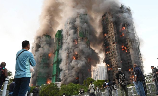 В Гонконге продолжает бушевать пожар. Число погибших может достигать сотен