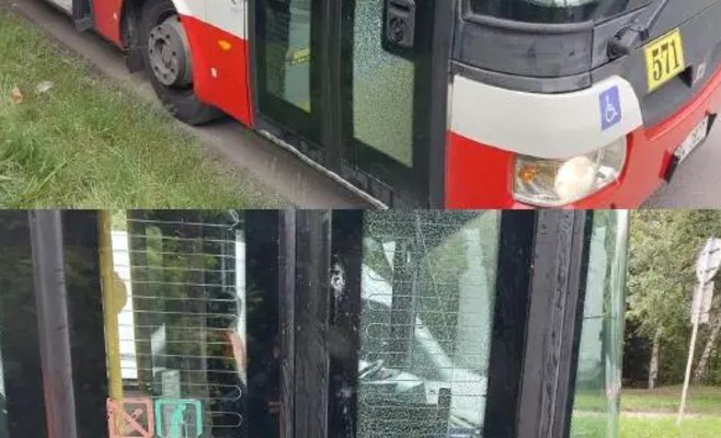 Разъярённый мужчина в Пльзени не успел на автобус — и в ярости швырнул в него бутылку