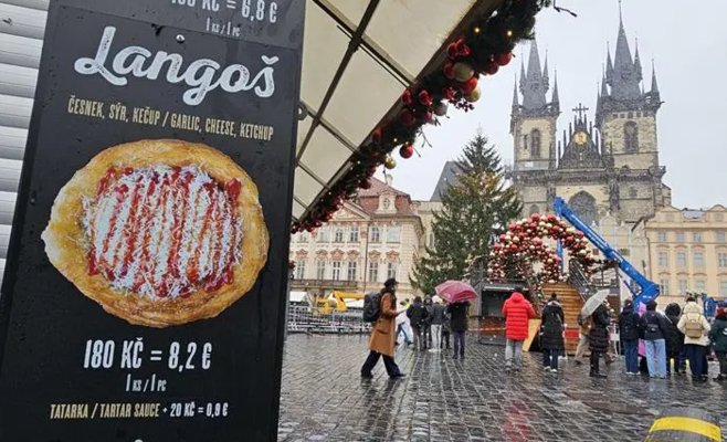 Гид по ценам на рождественских ярмарках: глинтвейн на Староместской площади за 100 крон, рыбные наггетсы — до 300