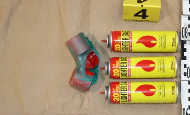 Мужчина на общественном туалете в Будапеште вдыхал газ из зажигалки, взрыв разрушил три кабинки