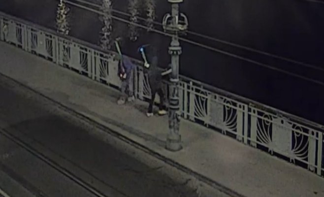 Одиннадцать электросамокатов полетели в Влтаву в Праге. Камера зафиксировала мужчин прямо при броске