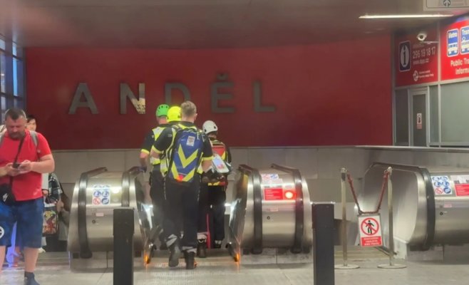 Метро на линии B остановилось из-за прыжка женщины на пути