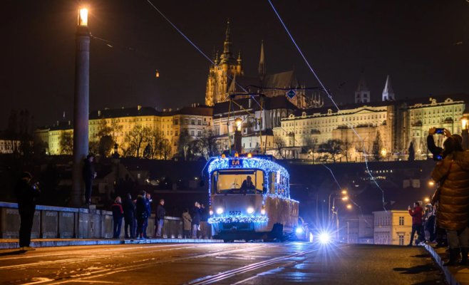 По улицам Праги вышли рождественские трамваи. Их украшают 34 тысячи огней