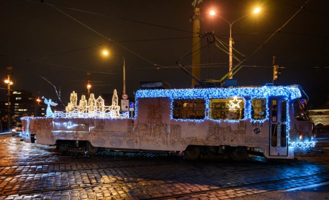 По улицам Праги вышли рождественские трамваи. Их украшают 34 тысячи огней