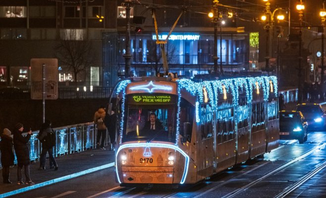 По улицам Праги вышли рождественские трамваи. Их украшают 34 тысячи огней