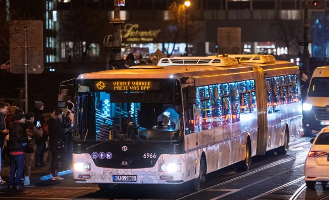 По улицам Праги вышли рождественские трамваи. Их украшают 34 тысячи огней