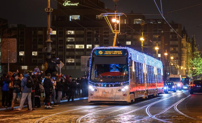 По улицам Праги вышли рождественские трамваи. Их украшают 34 тысячи огней