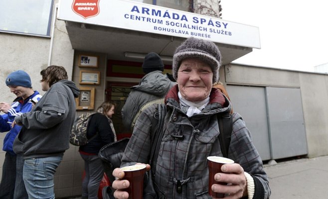 Никто не должен спать на морозе. Города запускают зимние программы помощи людям без дома
