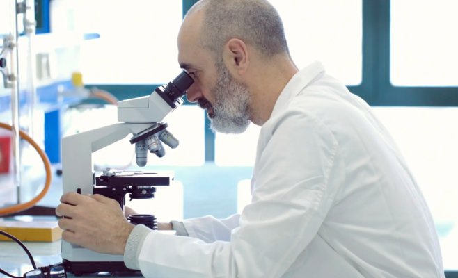 Правительство Фиалы не справилось с финансированием зарплат школьных сторожей и уборщиц. Заберёт деньги у учёных