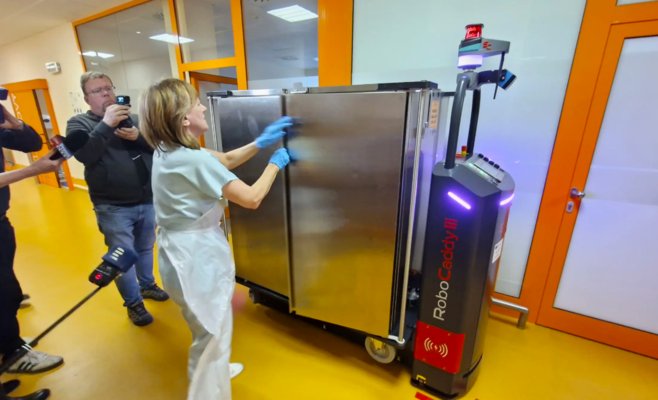 Йиглавская больница внедрила шесть роботов: они сами вызывают лифт и доставляют еду в отделение интенсивной терапии