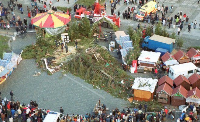 22 года назад в Праге на туристов упала рождественская ёлка: как трагедия изменила традиции Староместской площади