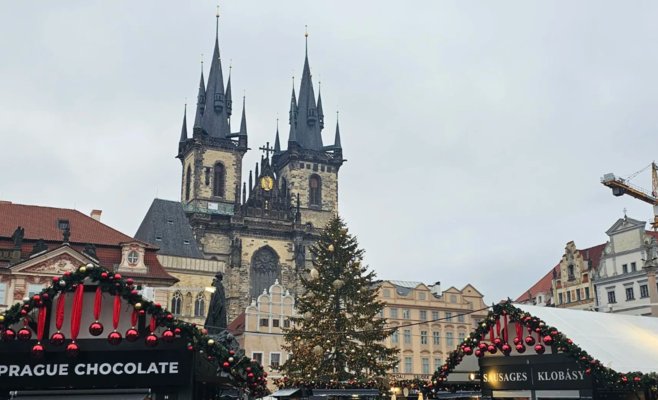 22 года назад в Праге на туристов упала рождественская ёлка: как трагедия изменила традиции Староместской площади