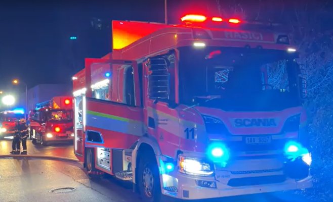 Пожар возле пражской Сапы: загорелась бывшая общежитская постройка, все люди успели спастись