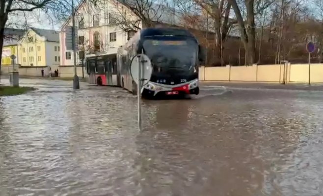 Вода из повреждённого трубопровода затопила оживлённую дорогу в Праге