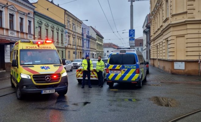 На тротуаре в Брно мужчина зарезал женщину, она скончалась на месте