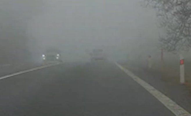 Некоторые в тумане становятся невидимыми, другие — слепят всех вокруг. Полиция напомнила водителям о штрафах