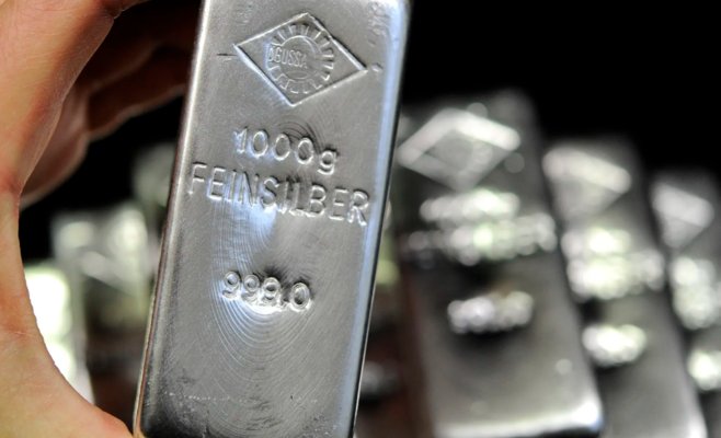 Цена серебра бьёт новый рекорд: спрос растёт, доллар слабеет