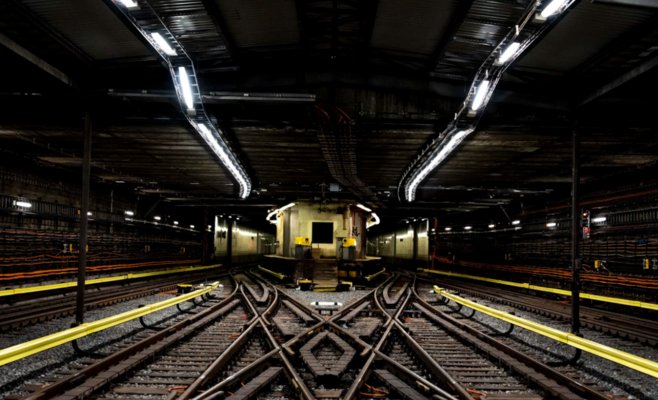 Метро линии B остановили из-за подозрительного мужчины с коробкой из-под обуви