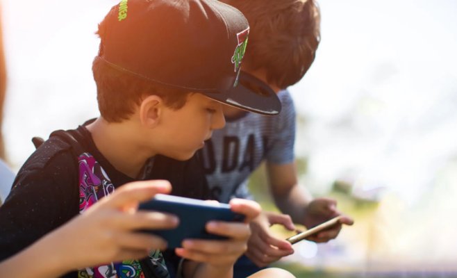 Дети в Австралии привыкают к новому закону, который запрещает им социальные сети