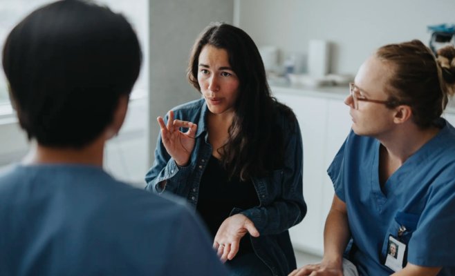 «Может угрожать даже здоровью». Неслышащие протестуют против новой экзаменации переводчиков жестового языка