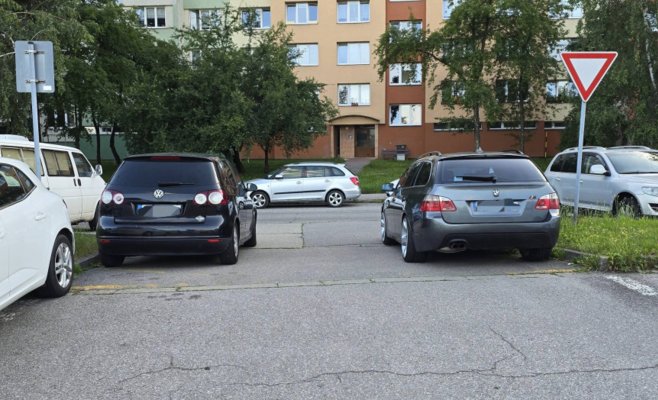 Мешает неправильно припаркованный автомобиль? Звоните в полицию — ругань облегчает, но не решает проблему