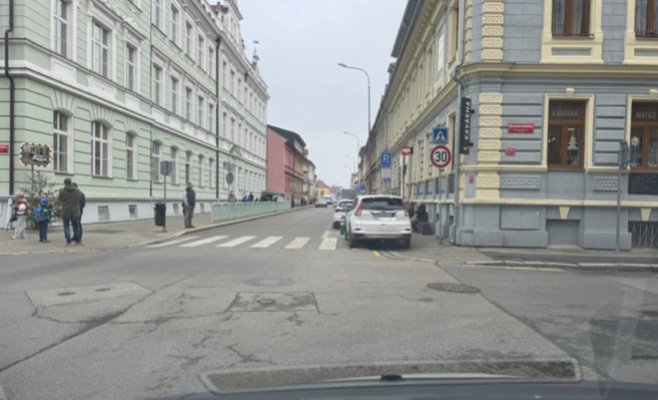 Мешает неправильно припаркованный автомобиль? Звоните в полицию — ругань облегчает, но не решает проблему