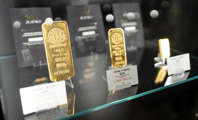 Восемь секунд — и золото на миллионы исчезло. Камера зафиксировала дерзкую кражу в Праге