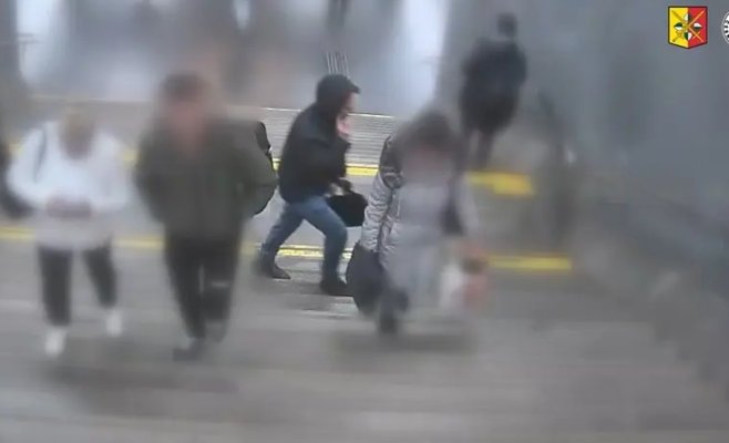 Сел в метро рядом с чужим ноутбуком и ушёл с ним как со своим. Полиция разыскивает мужчину с видео