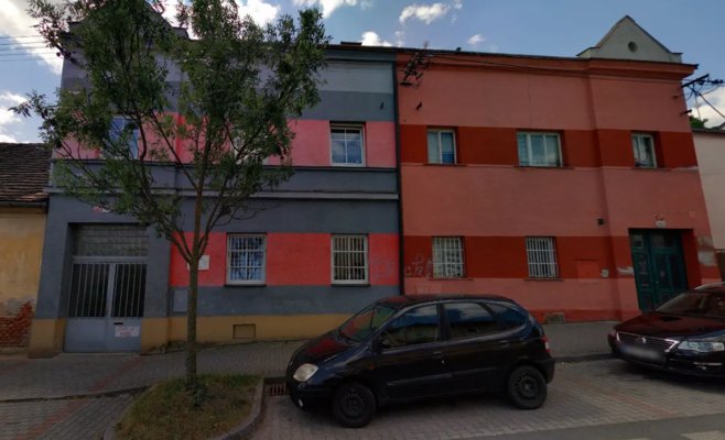 Женщина погибла, упав с крыши, спасаясь от партнёра. Суд оправдал обвиняемого