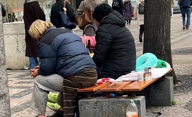 Остановка превращается в ночлежку? В Праге с проблемой помогают справляться даже с помощью QR-кода