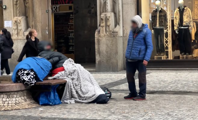 Остановка превращается в ночлежку? В Праге с проблемой помогают справляться даже с помощью QR-кода