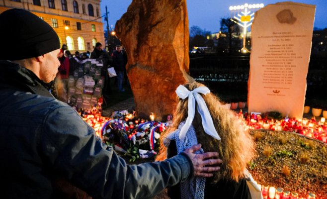 Люди почтили годовщину трагической стрельбы на философском факультете в Праге