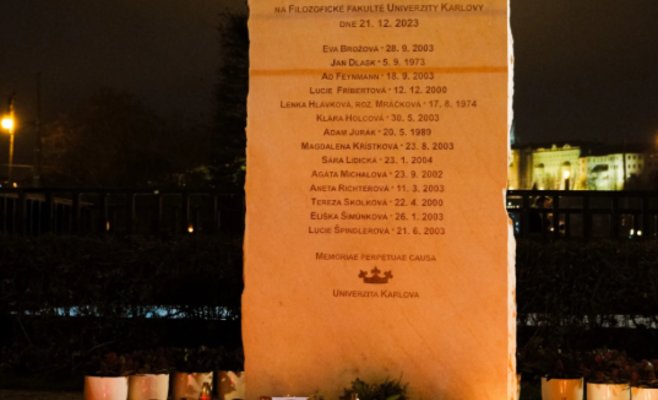 Люди почтили годовщину трагической стрельбы на философском факультете в Праге