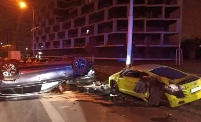 Ночная авария в Праге: разбитый Audi R8 врезался в столб, Mercedes перевернулся на крышу