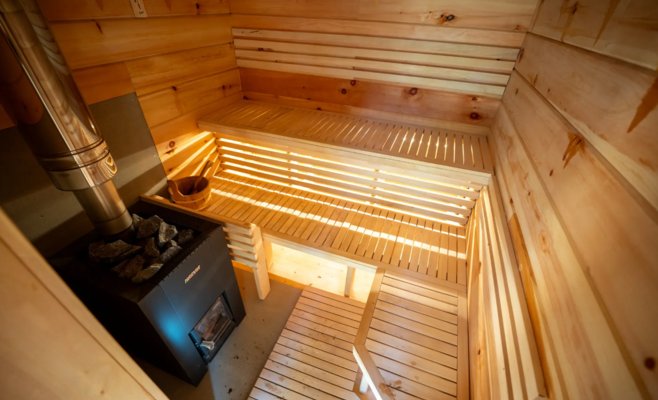 Мужчина и две женщины оказались заперты в раскалённой сауне под Брно — спастись помог крик и смартфон