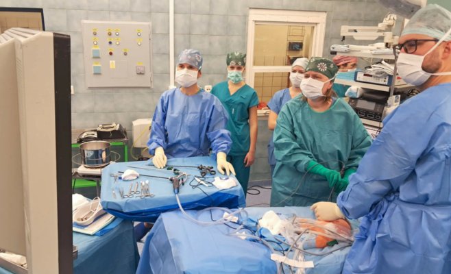 Большой успех остравских врачей. Они спасли ребёнка, родившегося без анального отверстия