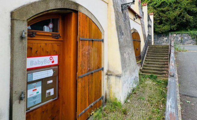 В пражский babybox подбросили девочку в розовом комбинезоне