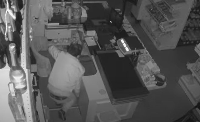 Вор вломился в магазин во Вршовицах: забрал банкноты, мелочь оставил