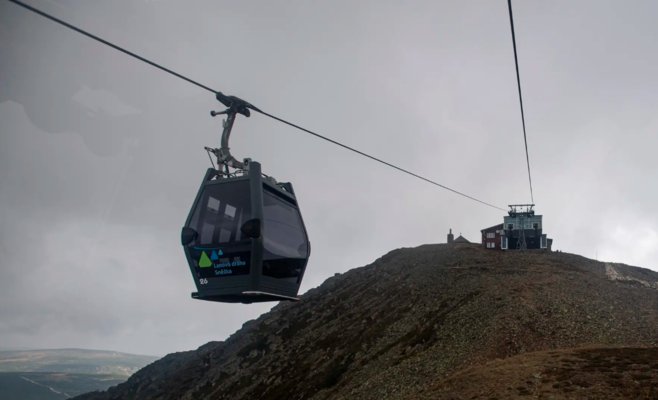 Снежку накрыл ураганный ветер: порывы превысили 128 км/ч, верхний участок канатной дороги не работает