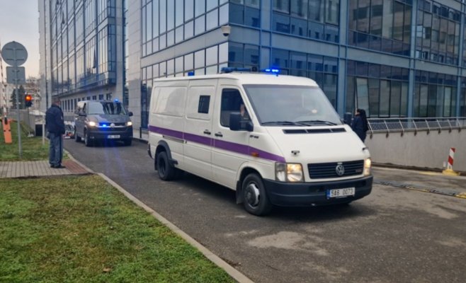 Судья раскритиковал манёвры с перевозкой дарителя биткоинов Йиржиковского. Изначально его планировали доставить вертолётом