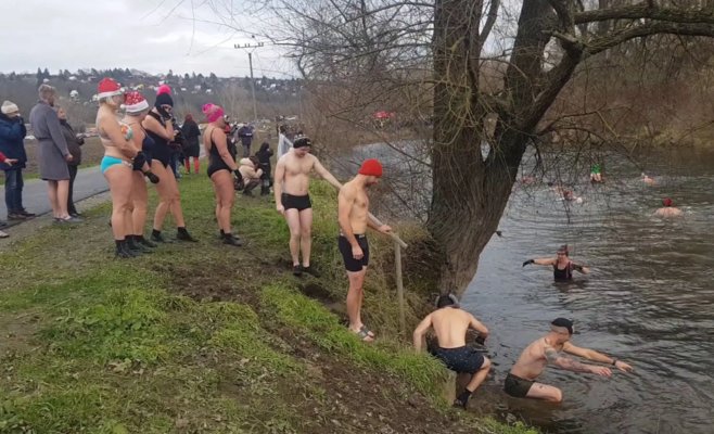 Сочельниковые моржи в реке Йиглава разогрели аппетит перед праздничным ужином