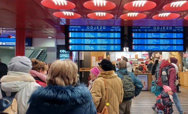 Повреждение контактной сети частично остановило движение поездов на главном вокзале Праги