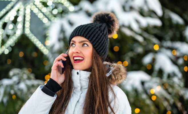 Чехи в Сочельник снова чаще поздравляли друг друга в соцсетях — звонков и SMS стало меньше