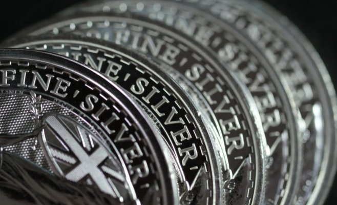 Серебро преодолело рекордную отметку в 80 долларов за унцию
